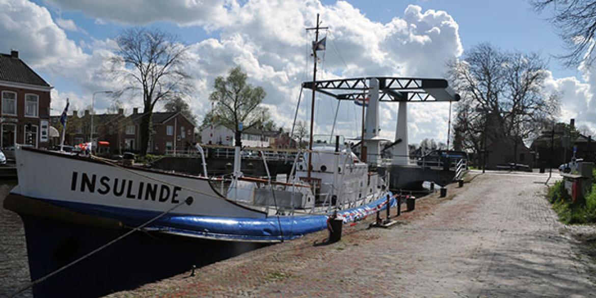 Twee bijzondere boten meren aan in Dokkum