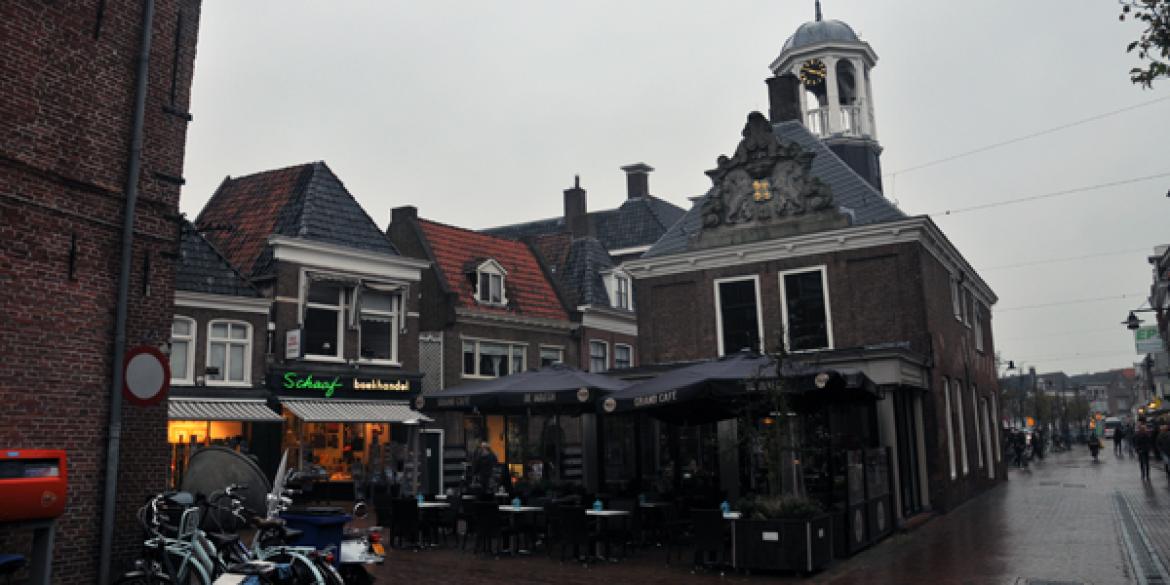 Dak van Grand café de Waegh weer hersteld