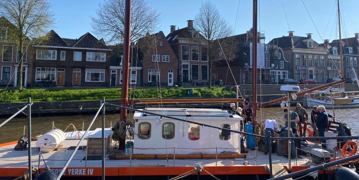 Milieubewust vlotschip 'Sterke Yerke' meert aan in Dokkum