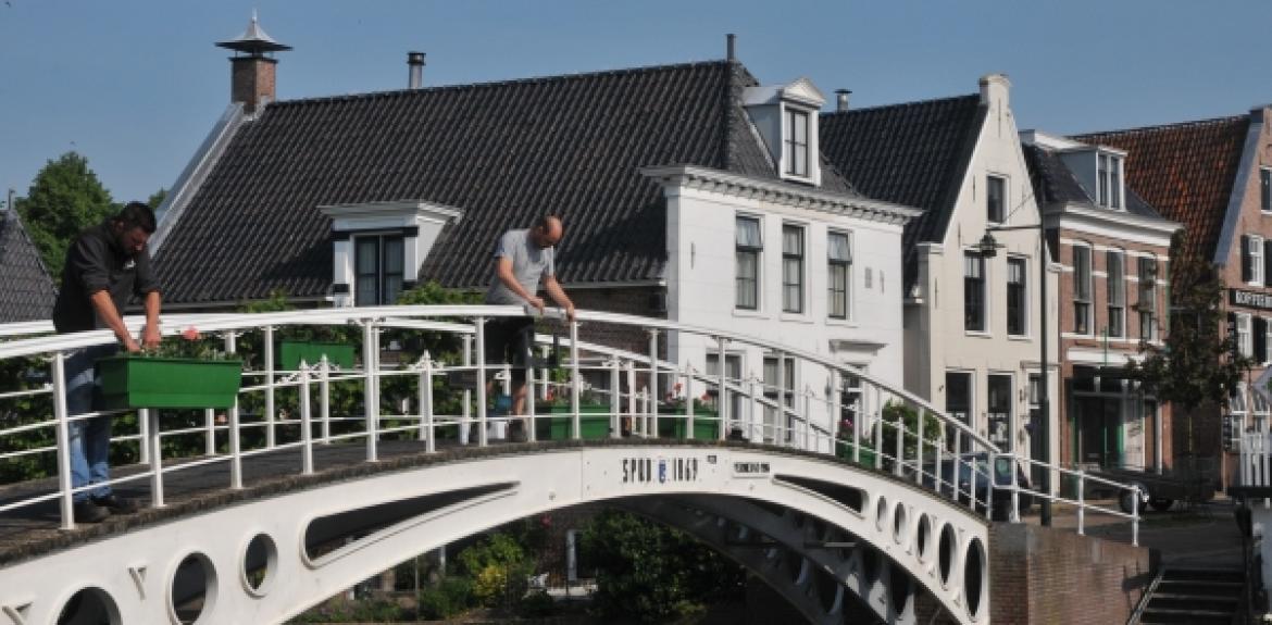 Bloembakken geplaatst in historisch centrum Dokkum