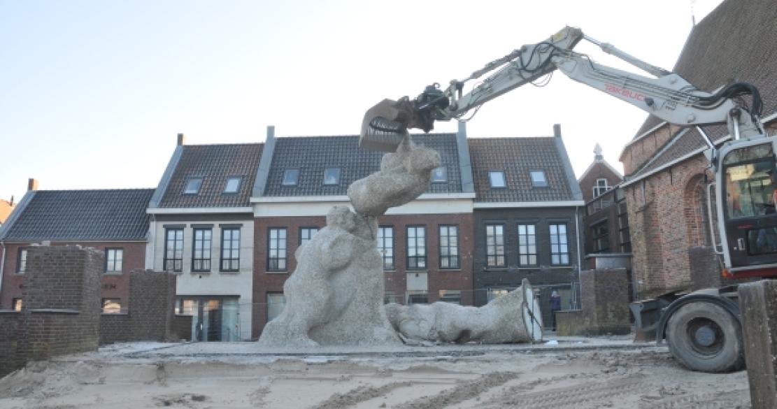 Beelden van de Markt in Dokkum gesloopt (video)