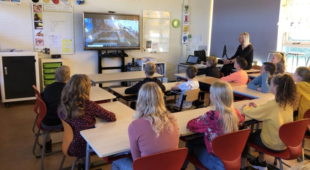 Staatssecretaris van Veldhoven belt met groep 7 van CBS De Regenboog