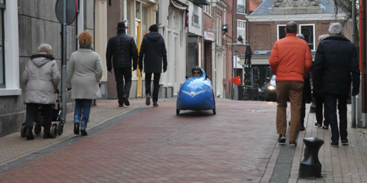 Fietsers winterelfstedentocht stempelen in Dokkum