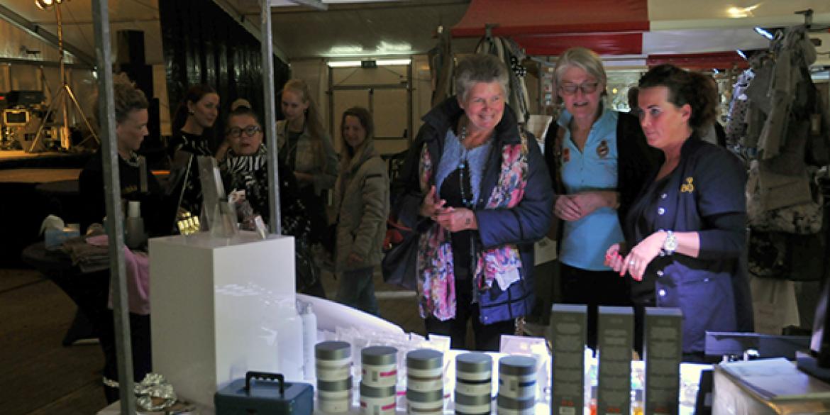 Vooral dames op Koninginnefair in Dokkum