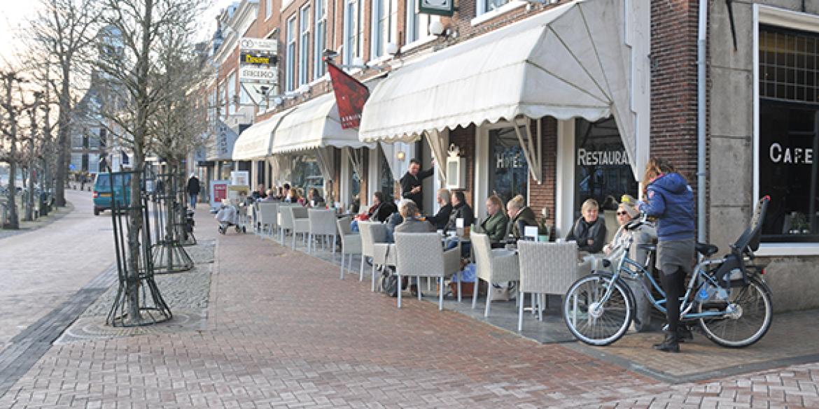 Volle terrasjes tijdens eerste terrasdag in Dokkum