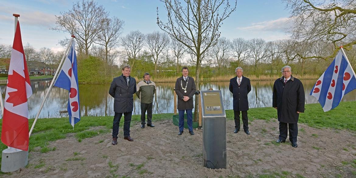 Bevrijdingsboom van Dokkum onthuld