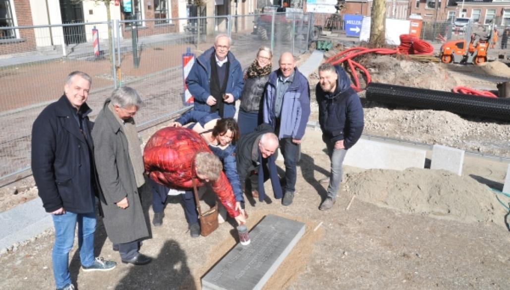 Eerste verhaaltegel op Markt Dokkum gelegd