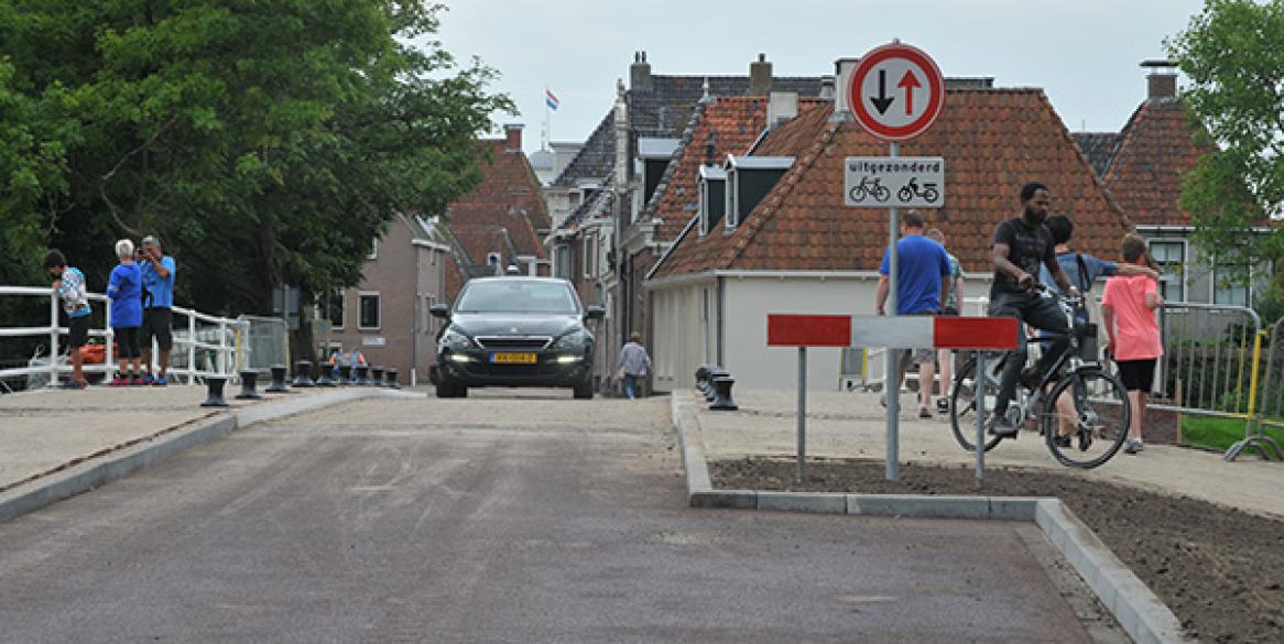 Halvemaanspoortbrug open: wennen voor fietsers