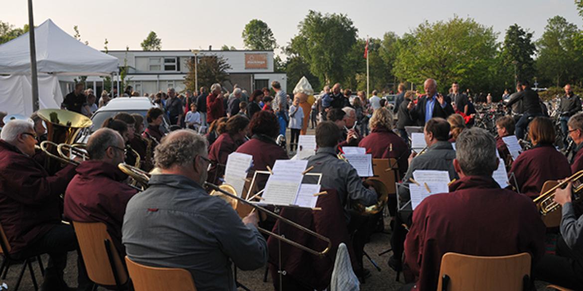 Deelnemers Avondvierdaagse Dokkum zonnig over de finish