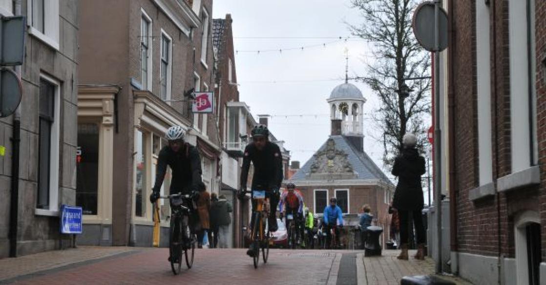 Stempelen tijdens winterfietselfstedentocht in Dokkum