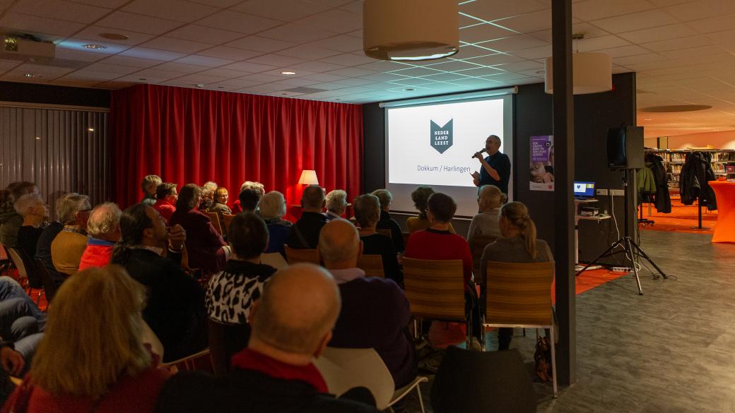 Ronald Giphart voor Nederland Leest in bibliotheek Dokkum