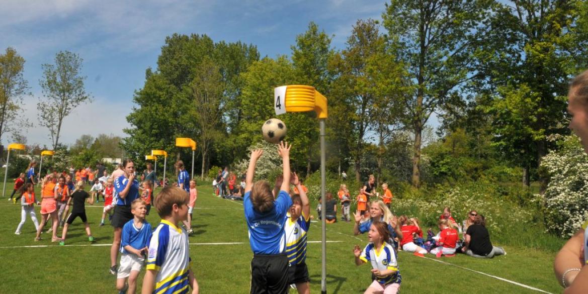 Sportieve sfeer bij 31e AH Dokkum schoolkorfbaltoernooi