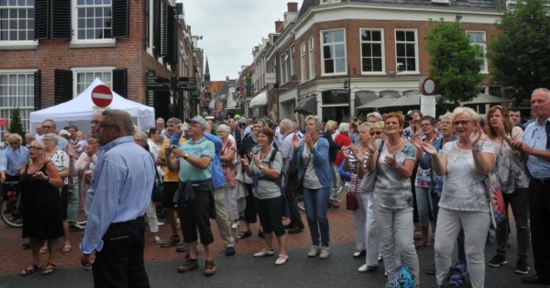 Publiek deint lekker mee tijdens Shantyfestival