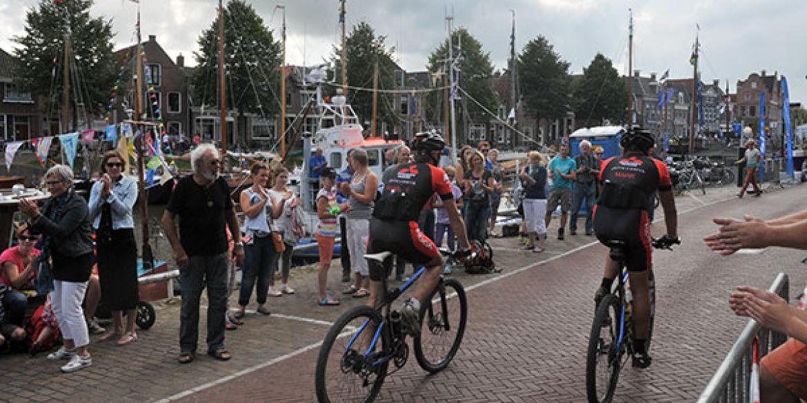 Mountainbikers finishen in Dokkum na zware tocht