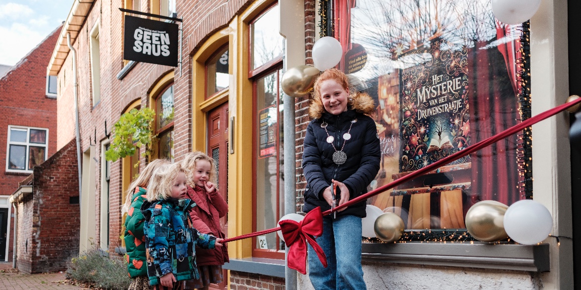 Kinderburgemeester Esmee Goet opent speurtocht en de 'Betoverende Boekenboetiek' in Dokkum 