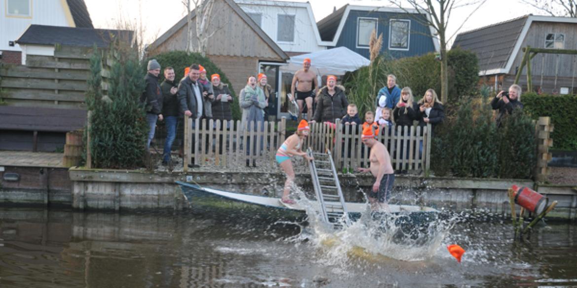 Dokkumers nemen ook nieuwjaarsduik