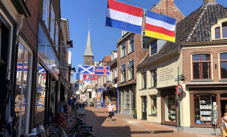 Gastvrijheid Dokkum benadrukt met vlaggen