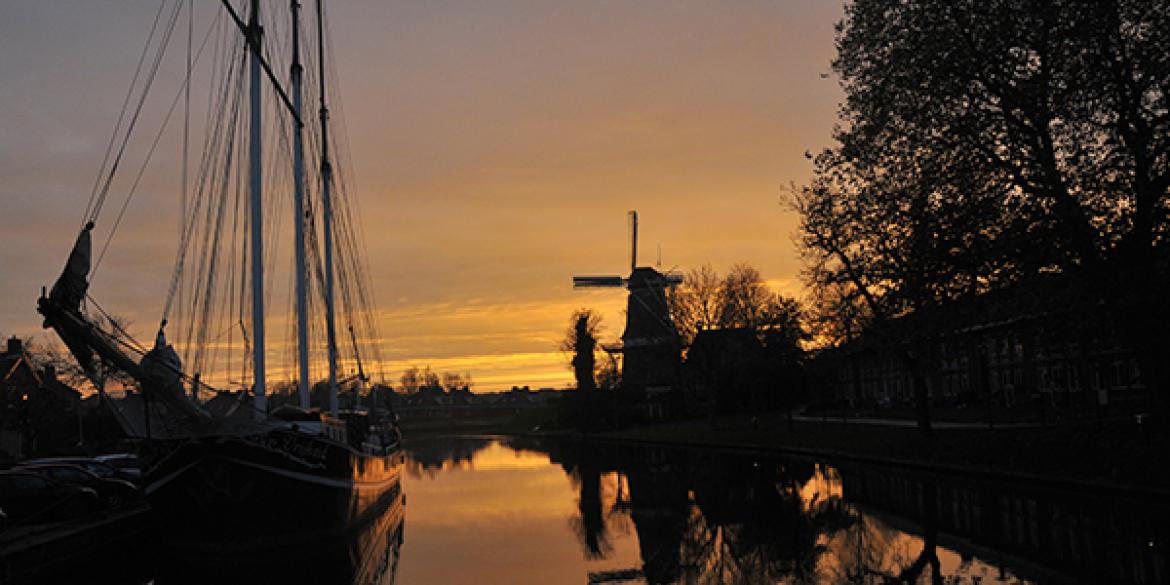 Zonsondergang geeft gouden gloed aan Dokkum