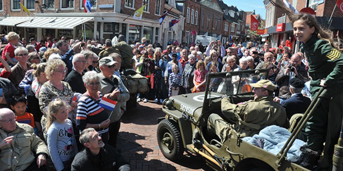 Duizenden mensen onthalen Canadese veteranen