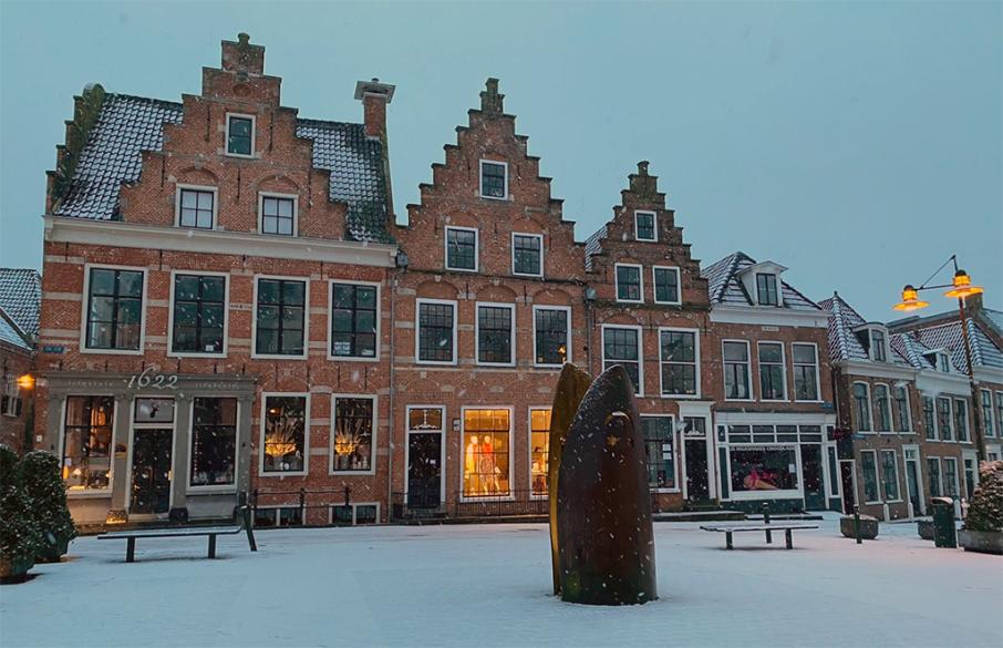 Dokkum ontwaakt in winters landschap