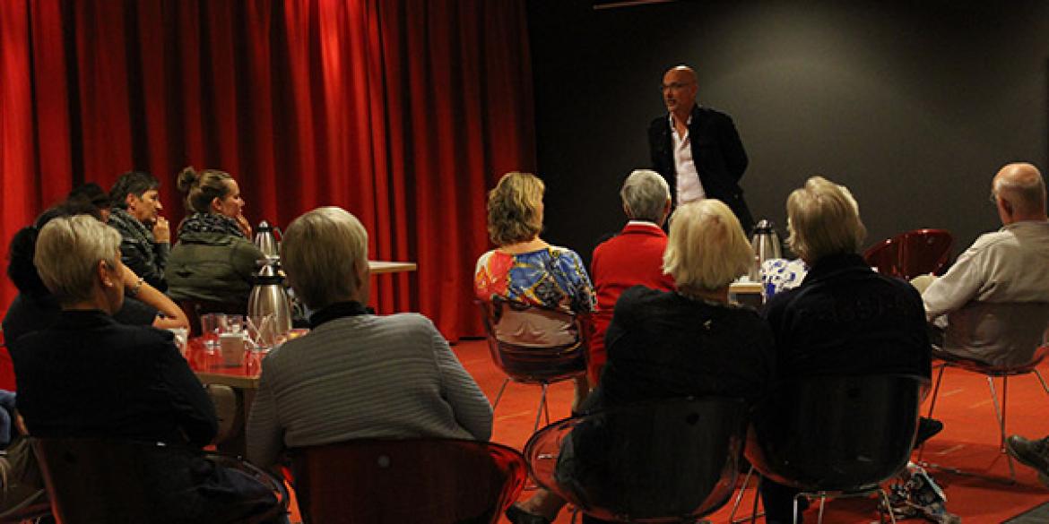 Rob Kamphues te gast in bibliotheek Dokkum