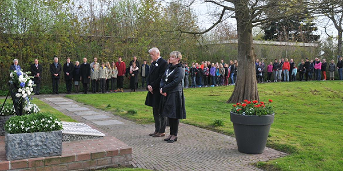 Honderden mensen bij dodenherdenking in Dokkum