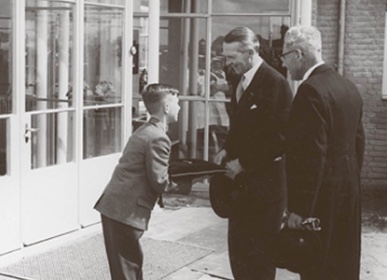 Foto's Rondom Sionsberg: Ontstaan van het ziekenhuis door: Zie links Tewis Elzinga, die samen met zijn vader (Mattheus Johannes Elzinga) de sleutel overhandigt aan de eerste bestuurder van Sionsberg