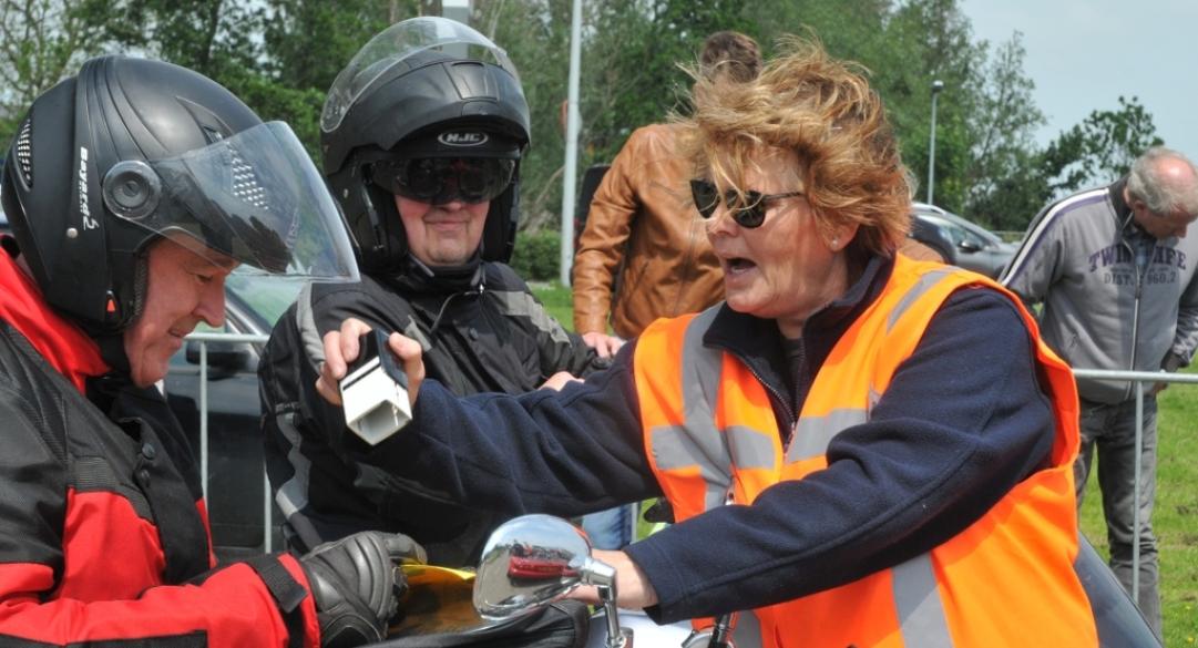 Veel bekijks voor gemotoriseerde Elfstedentocht door Dokkum