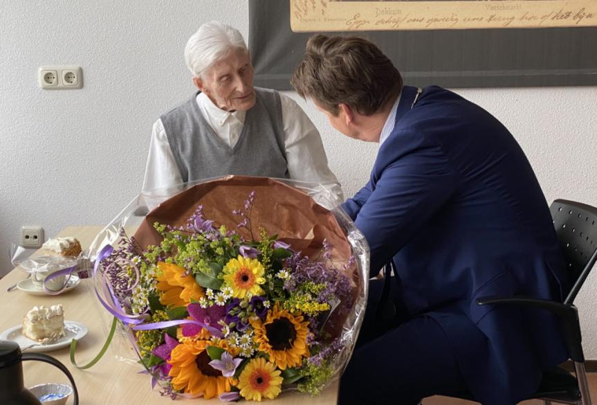 Burgemeester feliciteert de heer M. Meinsma met honderste verjaardag