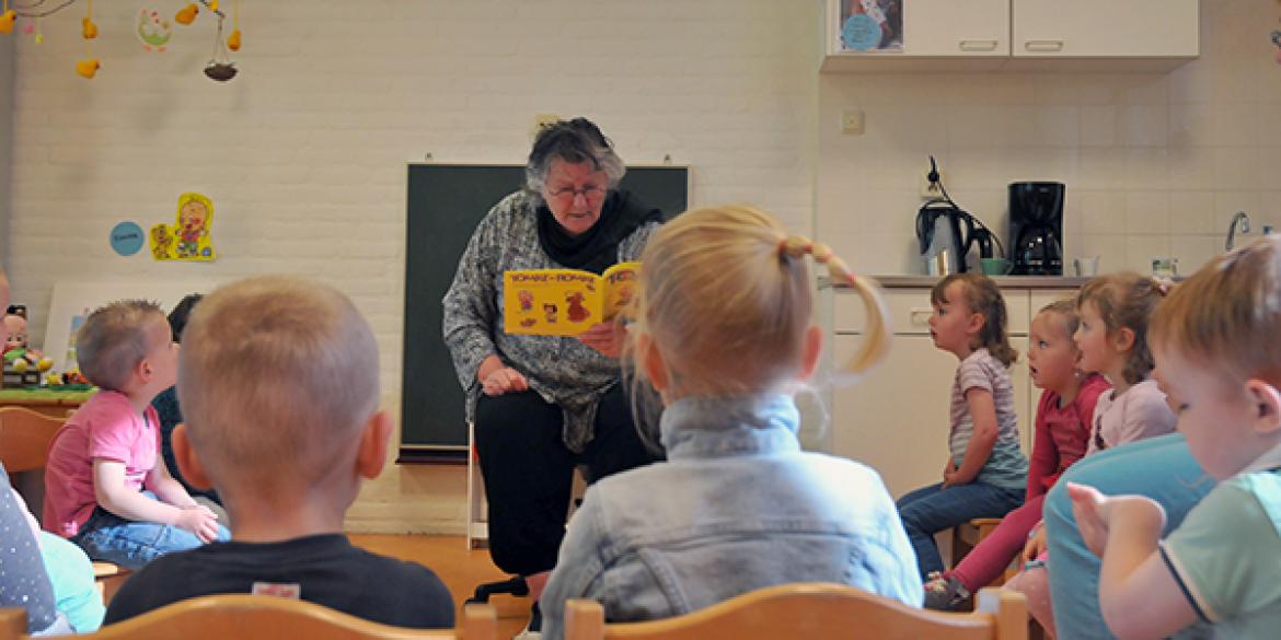 Akke Brouwer leest peuters voor uit Tomke tijdens Foarlêswike