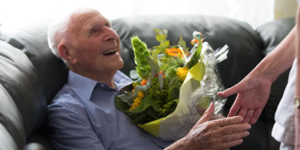 Oudste man van Nederland: Dokkumer Eelke Bakker (107) jarig