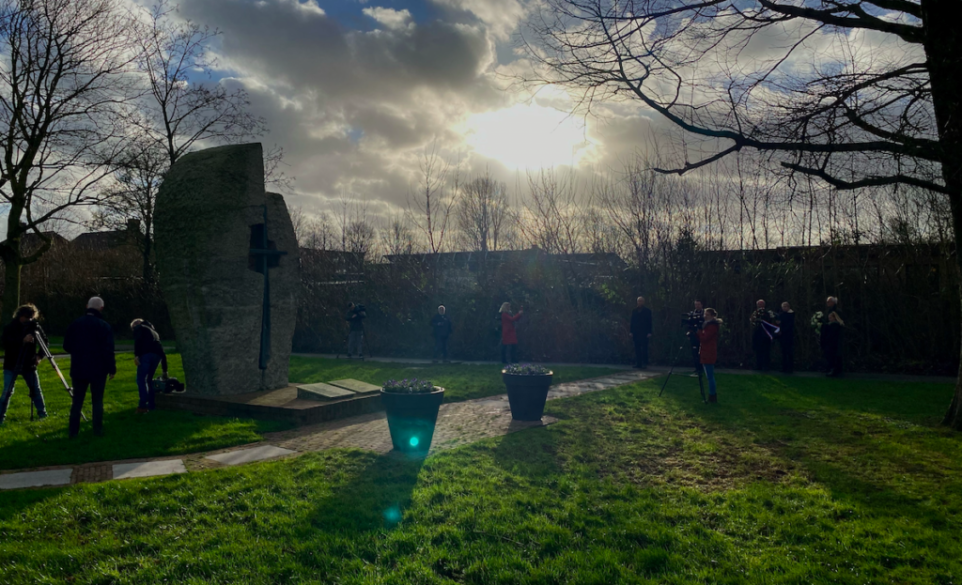 Kranslegging en herdenking aan de Woudweg dit jaar online uitgezonden