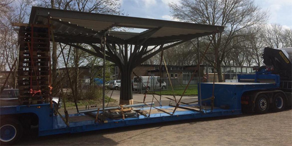 Stalen boom op transport vanuit Dokkum naar Schierstins