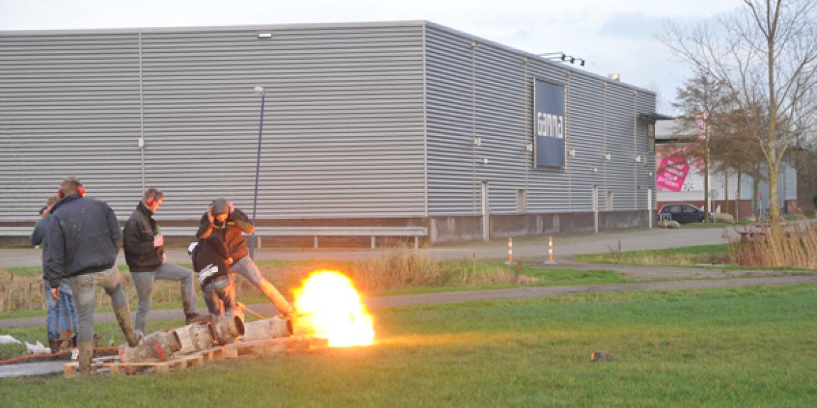 Knallend het oude jaar uit in Dokkum