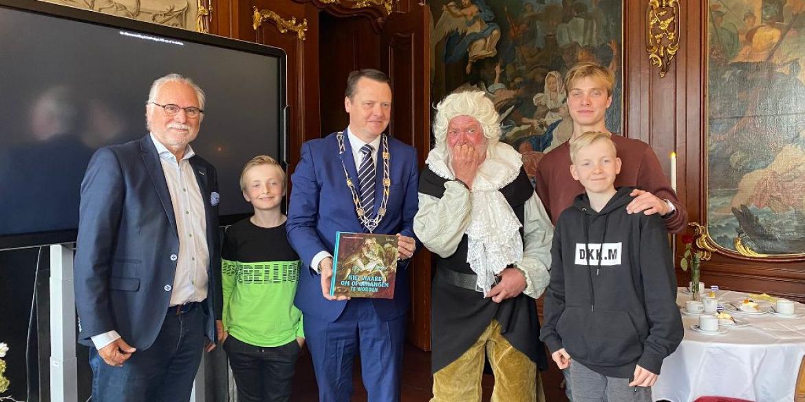 Presentatie van boek over 18e-eeuws Dokkum