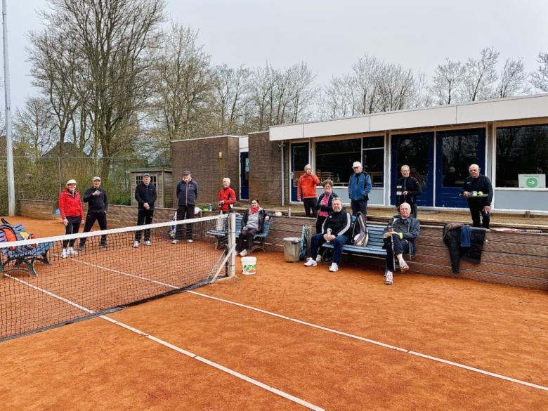 Tennisclub Dokkum: Senioren helpen Senioren