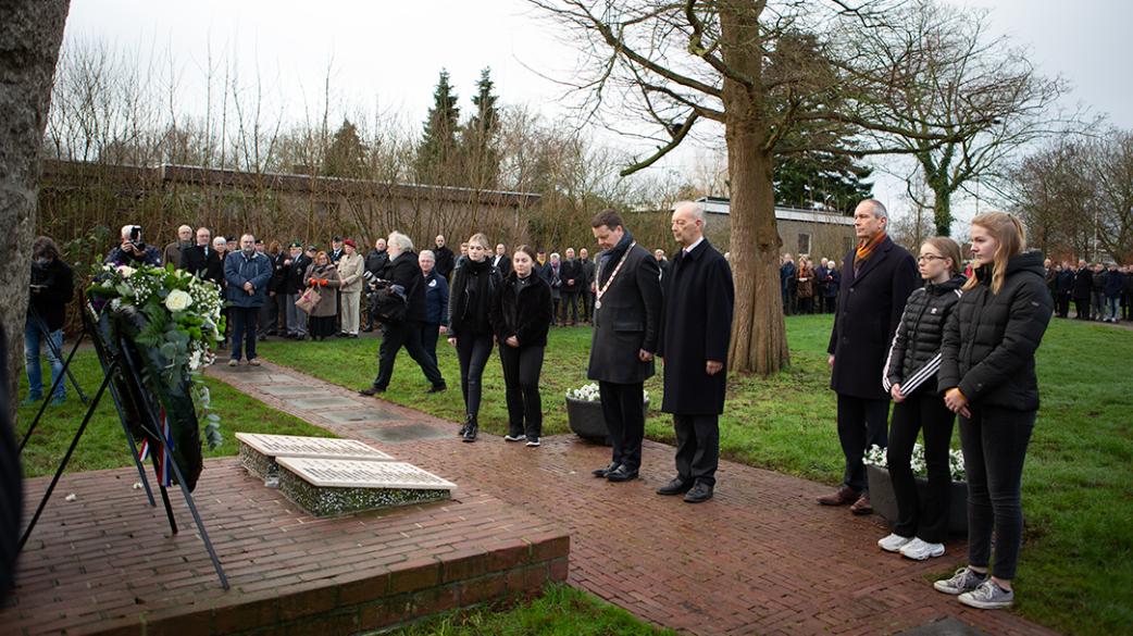 Kranslegging aan Woudweg vanwege executie in 1945