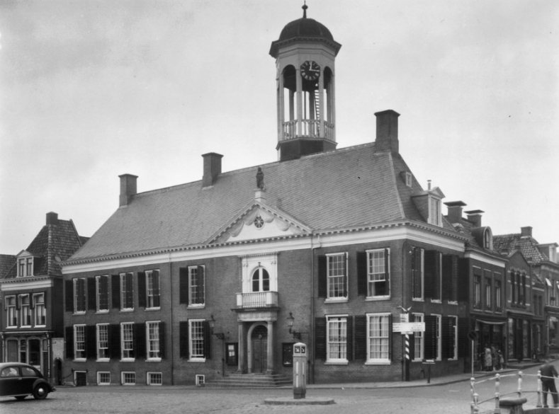 Dokkum toen en nu: Het Stadhuis