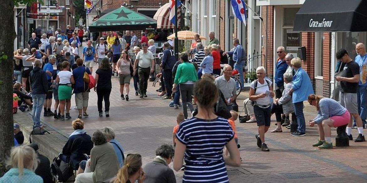 Gezellige binnenkomst Elfstedenwandelaars in Dokkum