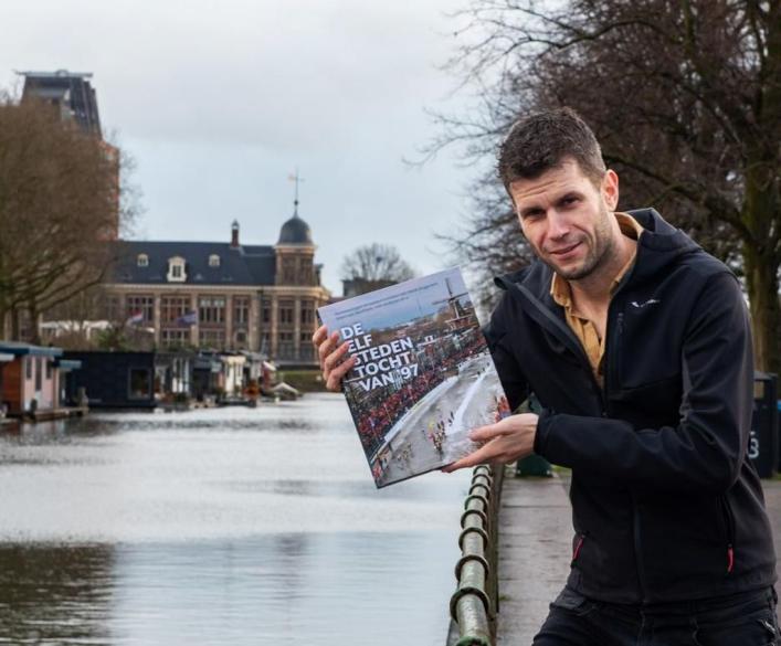 Een nieuw boek over dé Elfstedentocht van 1997, met Dokkum op de cover