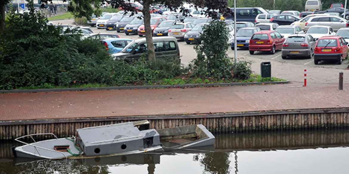 Gemeente wil half gezonken boot weg hebben