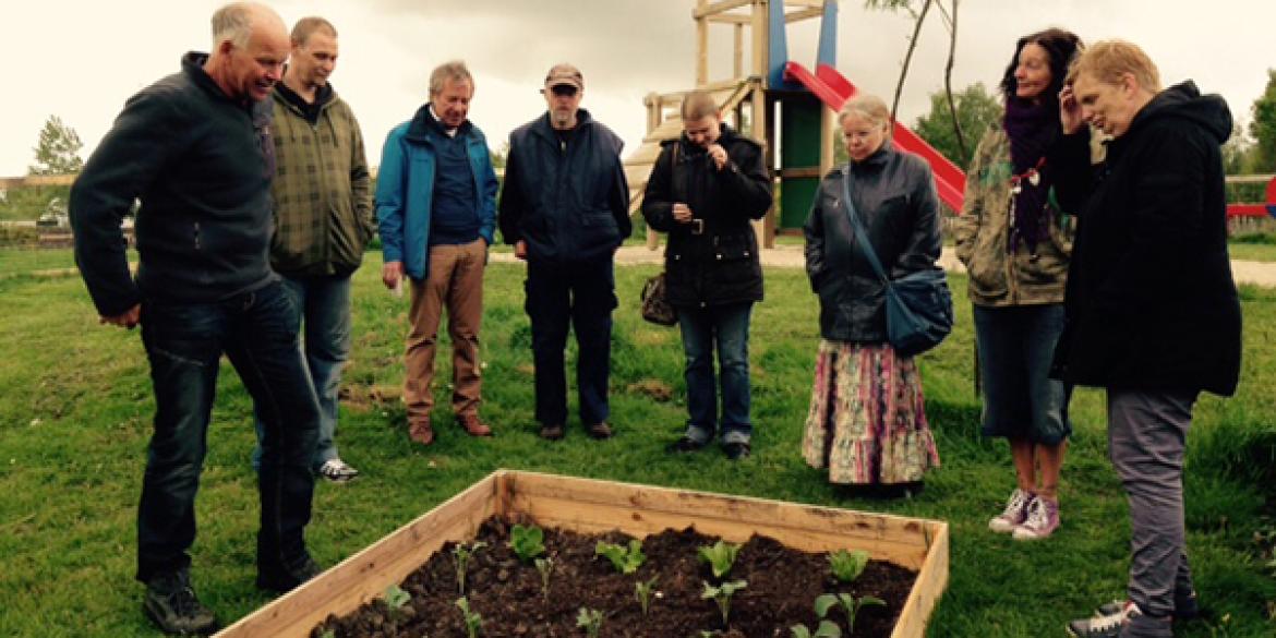 Minima aan de slag met moestuintjes bij kinderboerderij