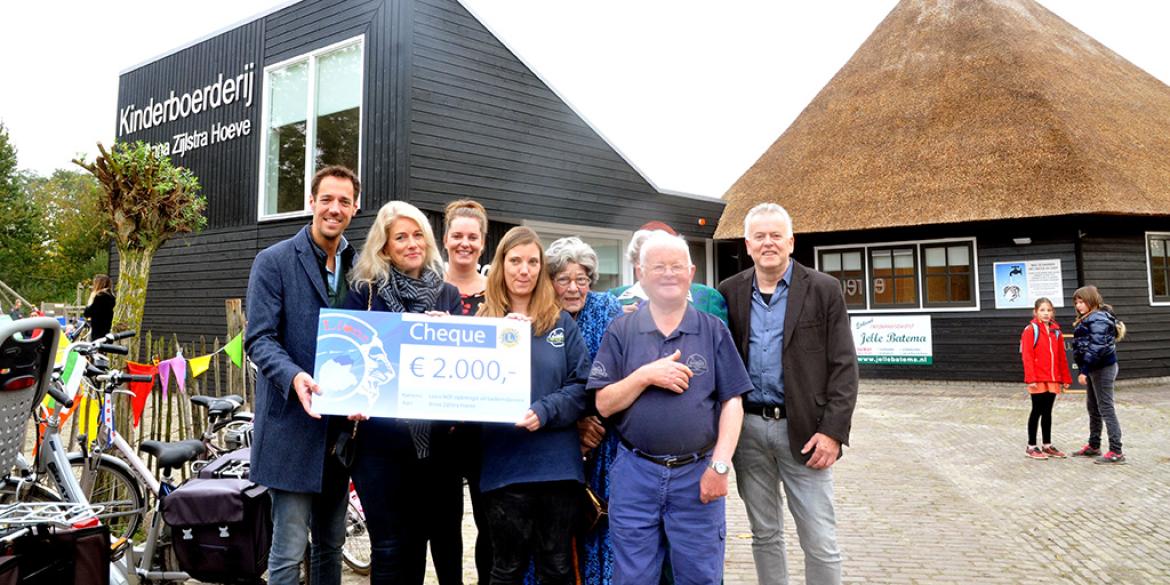 Kinderboerderij geopend; cheque van Lions NOF