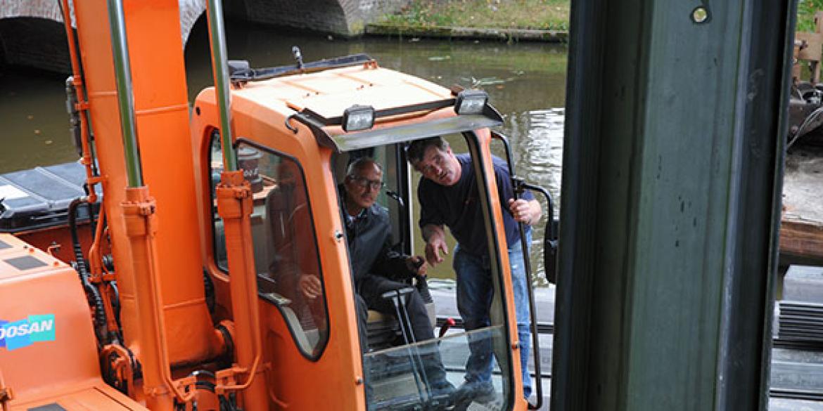 Eerste paal voor oeverbescherming Noordelijke stadsgrachten