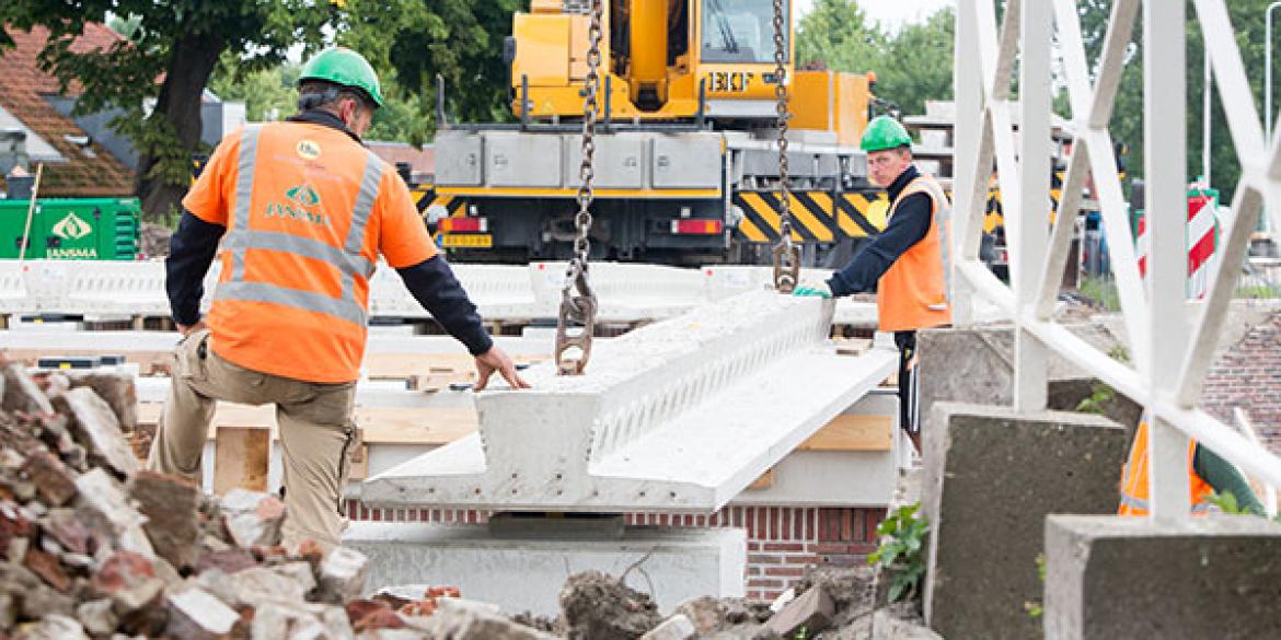 Liggers Halvemaanspoortbrug geplaatst