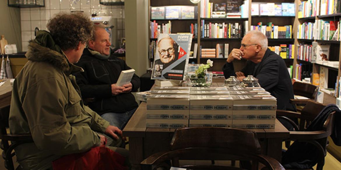 Foppe de Haan signeert boek in Boekhandel Van der Velde