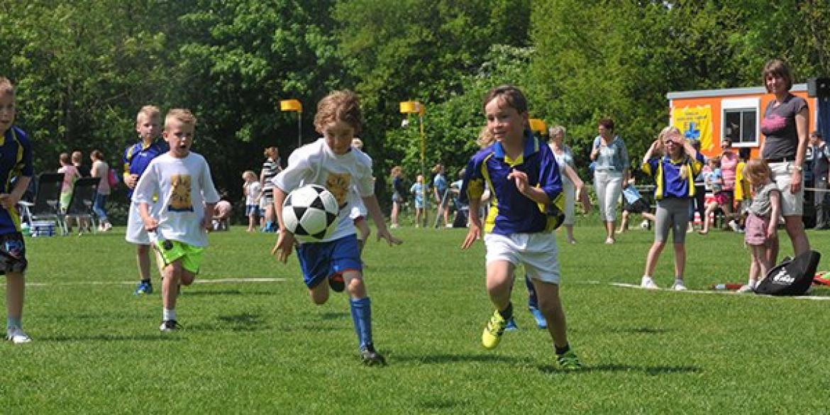 Korfbal populair: warm AH Dokkum schoolkorfbaltoernooi