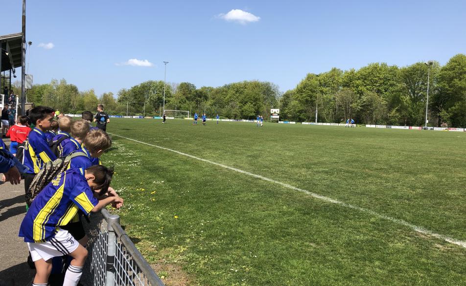 Schoolvoetbaltoernooi bij VV Dokkum