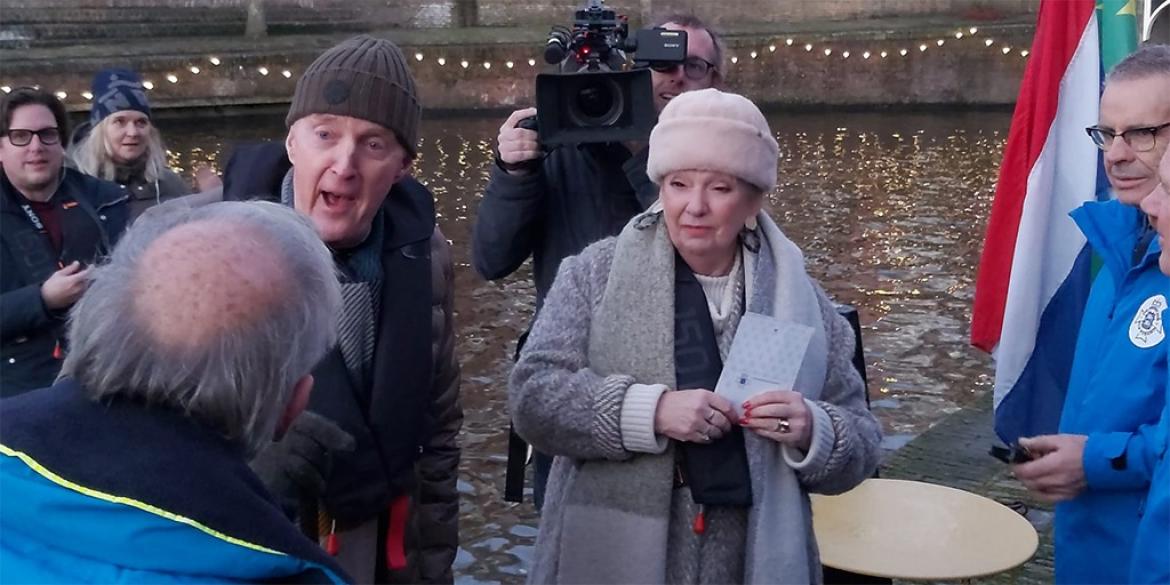 André van Duin en Janny van der Heijden in Dokkum