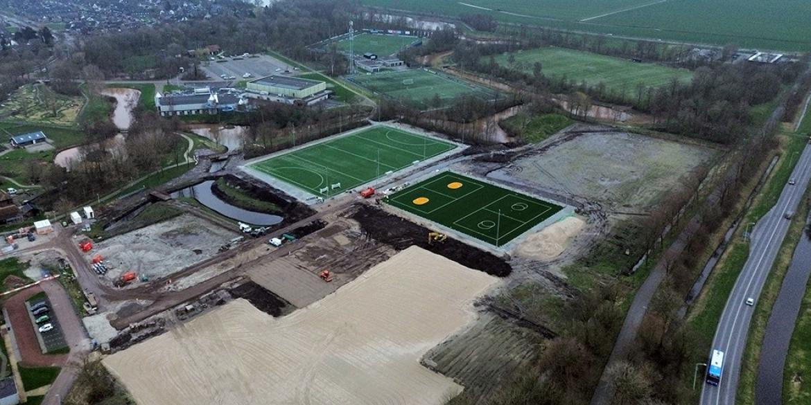 Nieuwe korfbal- en hockeyveld in het Tolhuispark bijna klaar